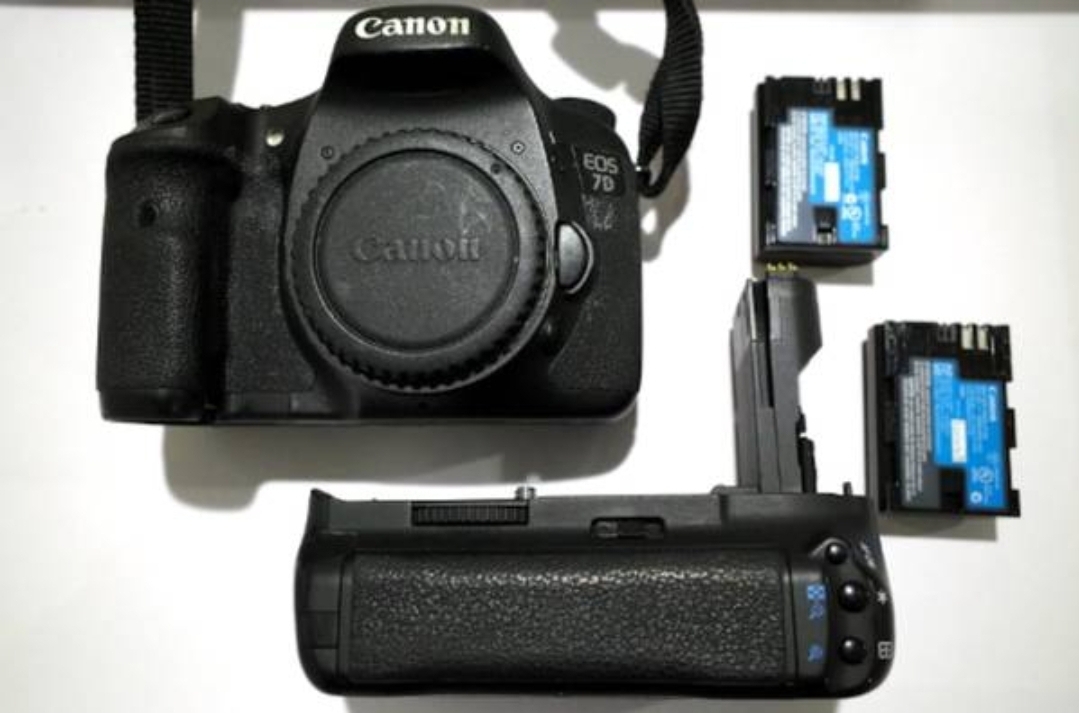 Canon 7D + Canon 28-135mm IS lens – $425 