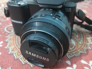 Samsung NX1000 Camera with lense